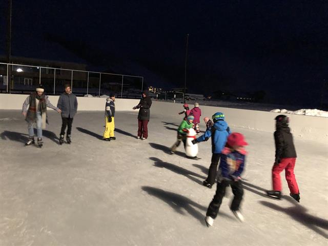 Kinder am Eislaufplatz