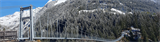 Hängebrücke vor verschneitem Wald